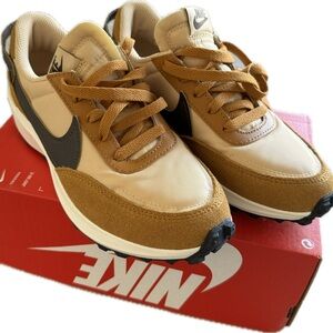 Nike Women's Sneakers in Tan and Black